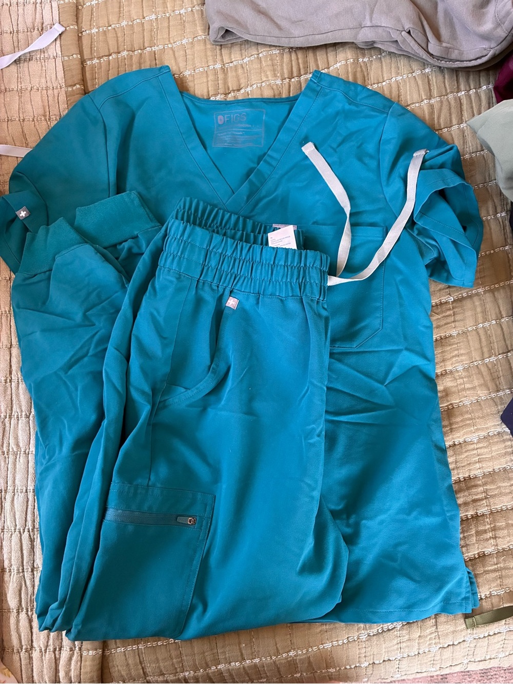 Figs Teal Women's scrub Set - one pocket Top & old style  jogger Pants